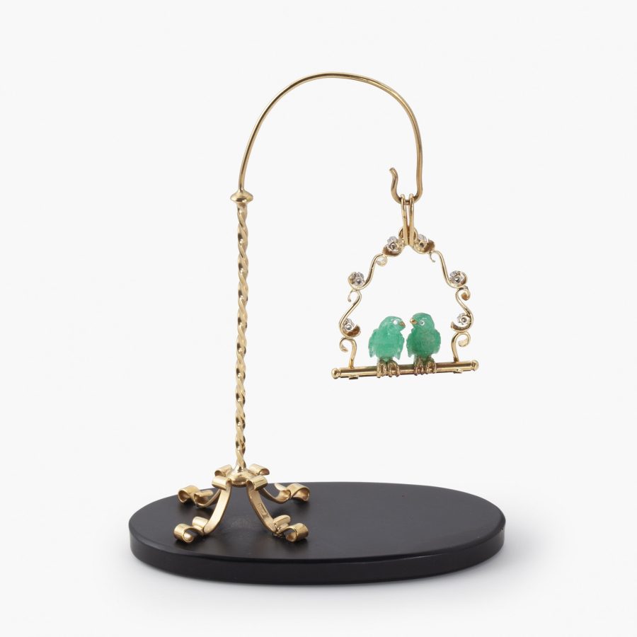 Gübelin pendant with two emerald birds, on a matching stand
