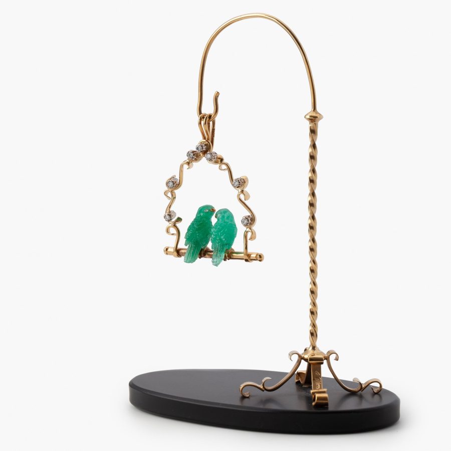 Gübelin pendant with two emerald birds, on a matching stand