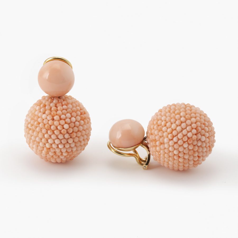 Earrings with clip mechanisms with coral by Hemmerle