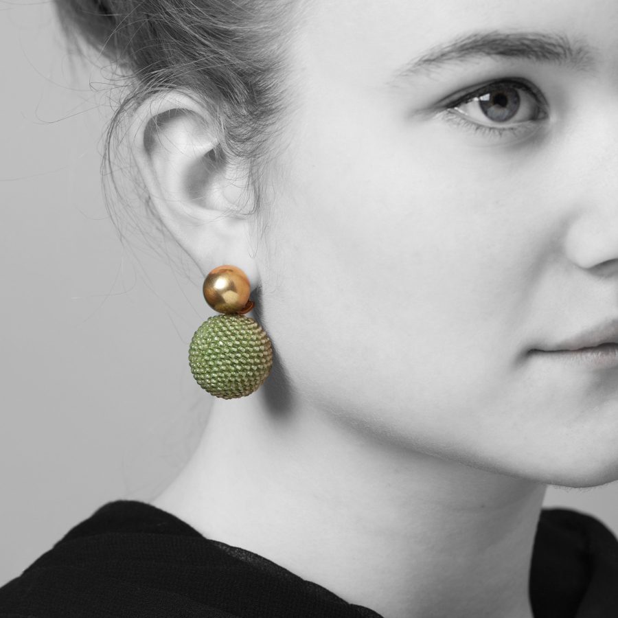 Hemmerle Munich satine gold and peridot bead woven earrings