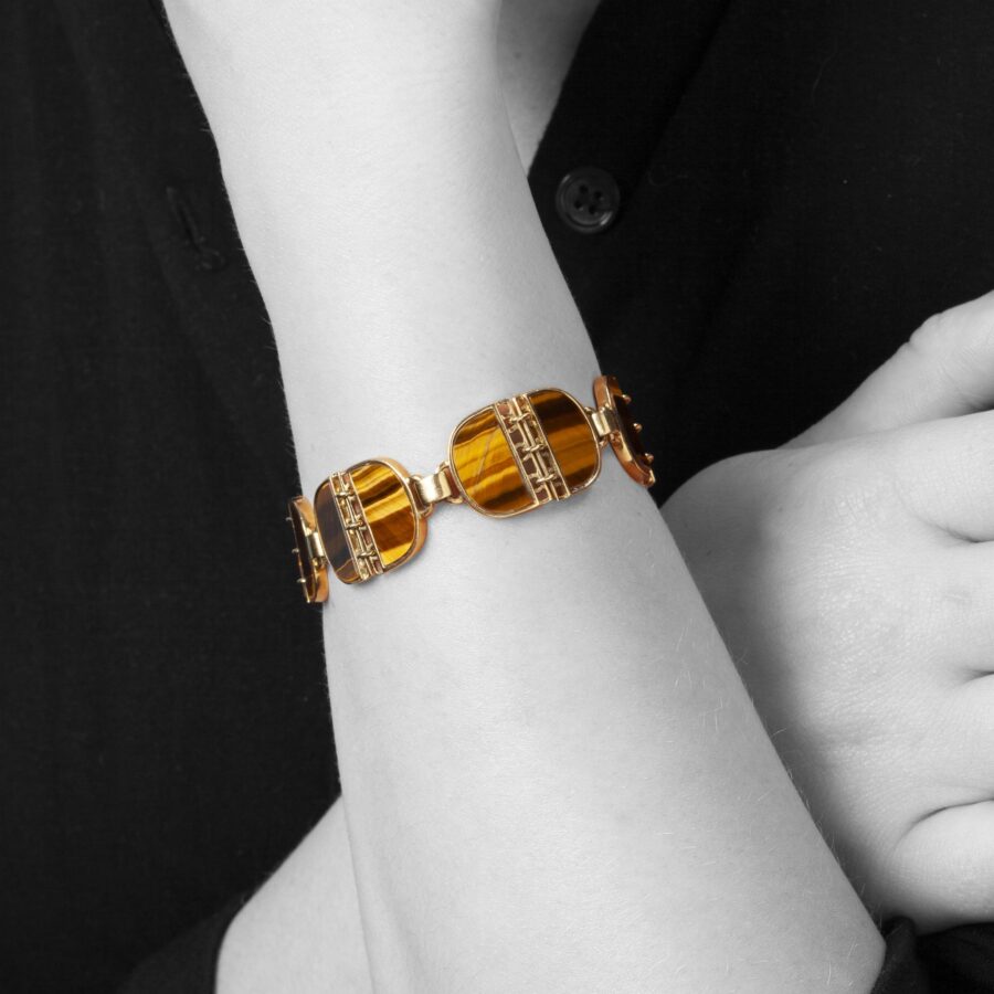 An eighteen carat yellow gold and tiger's eye bracelet signed Gucci, Italy, ca 1970