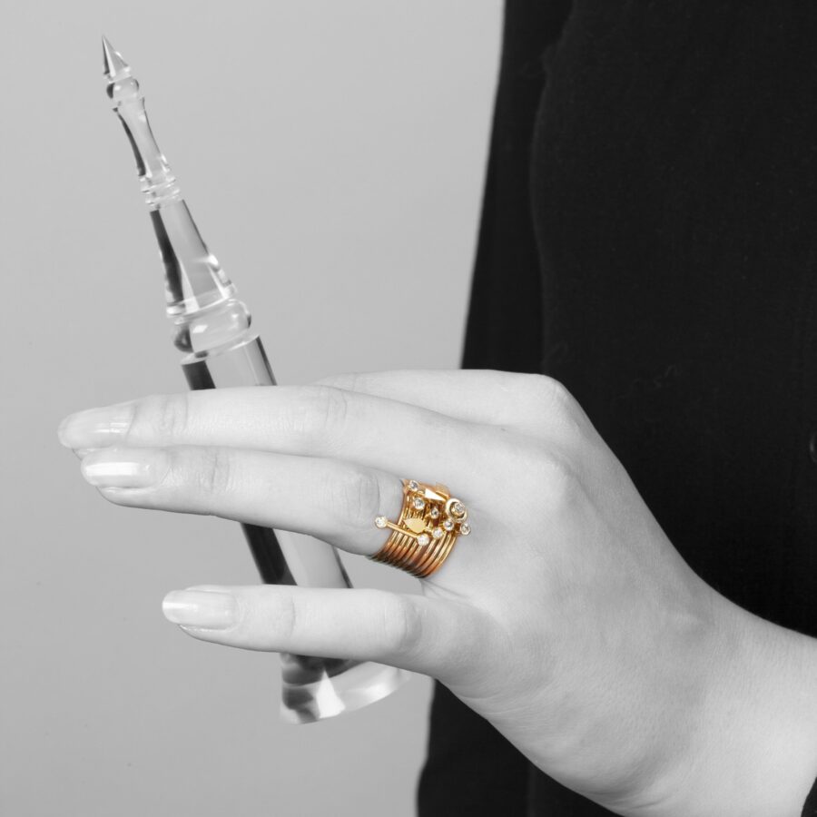 Ring Tower with ten gold and diamond rings signed Wendy Ramshaw, Londen, 1996.