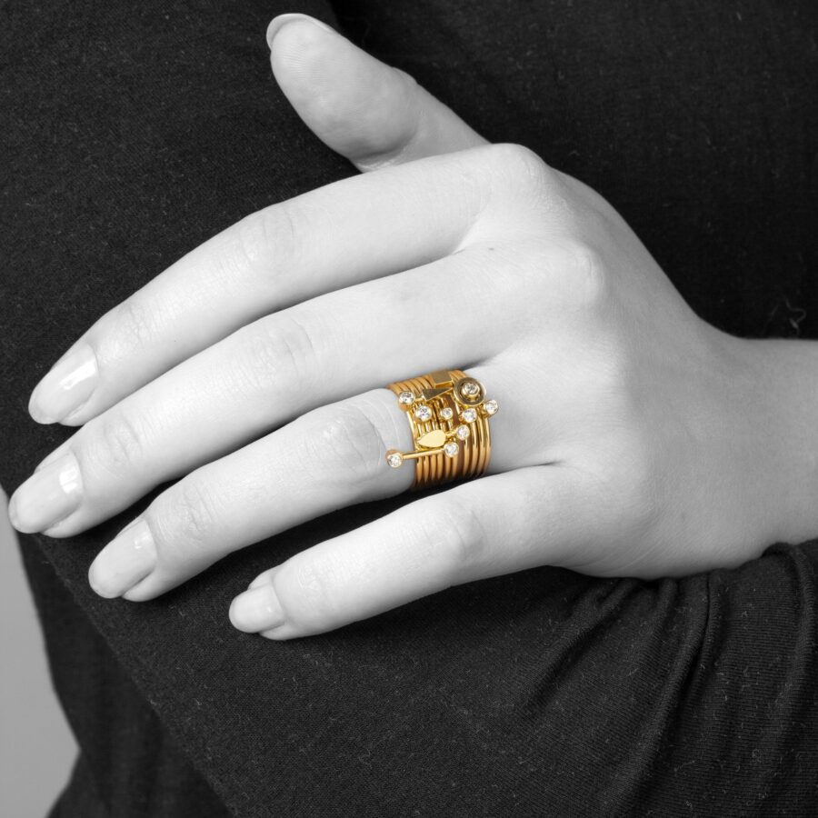 Ring Tower with ten gold and diamond rings signed Wendy Ramshaw, Londen, 1996.