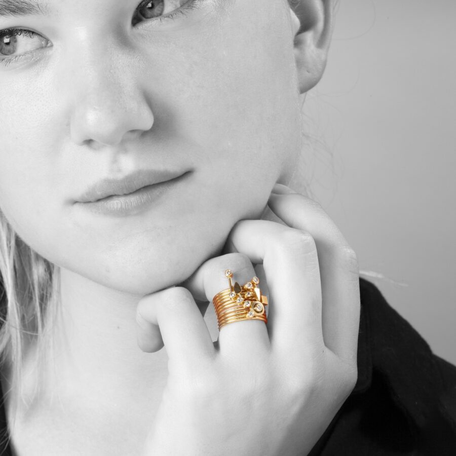 Ring Tower with ten gold and diamond rings signed Wendy Ramshaw, Londen, 1996.