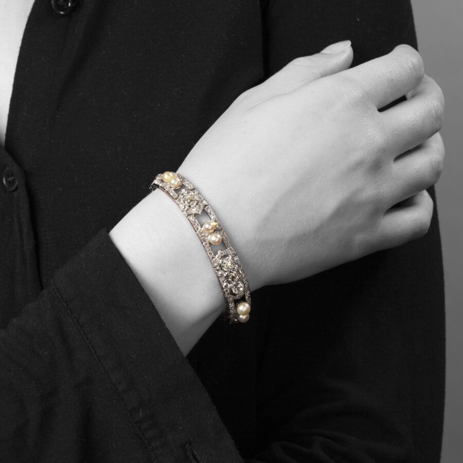 Platinum Art Deco bracelet set with pearls and diamonds, signed Cartier Paris, made ca 1920