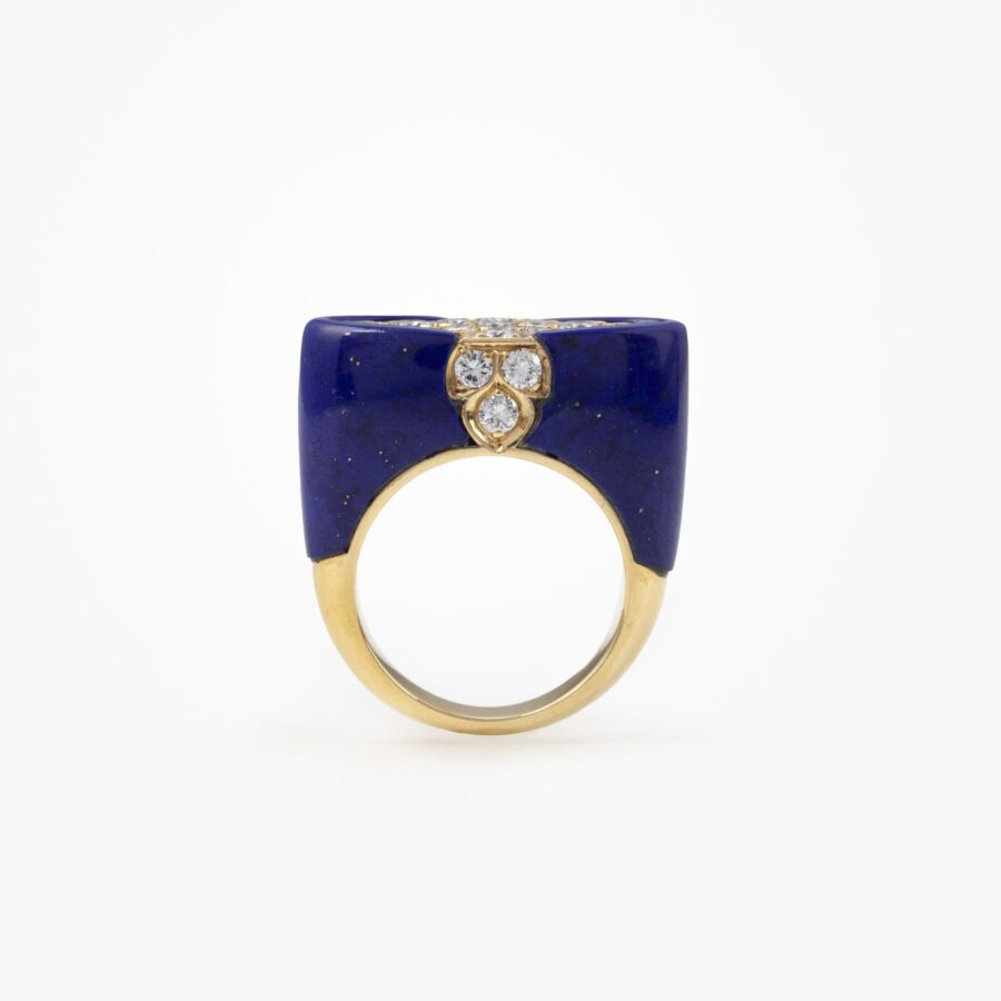 An eighteen carat yellow gold ring of “Hindu”-design, wet with lapis lazuli and brilliant cut diamonds. Signed Cartier, Paris and numbered. Made ca 1980. 