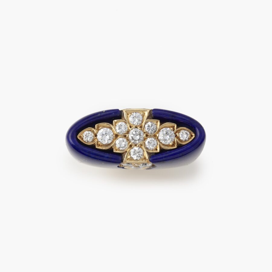 An eighteen carat yellow gold ring of “Hindu”-design, wet with lapis lazuli and brilliant cut diamonds. Signed Cartier, Paris and numbered. Made ca 1980. 