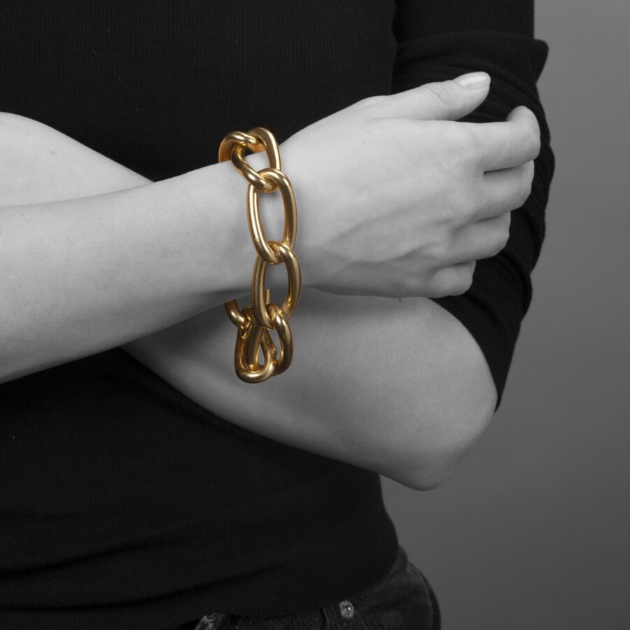 An eighteen carat yellow gold curb chain bracelet comprising eight elongated links with a spring clasp with safeguard. Signed Cartier Paris. 