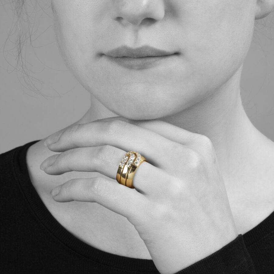 An eighteen carat yellow gold ring set with brilliant cut diamonds. Signed Cartier London, dateletter for 1989 and numbered. With original box.