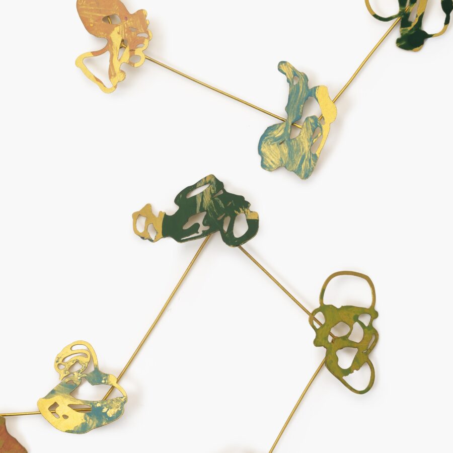 An eighteen carat yellow gold longchain comprising thirty plates, decorated with pigment. Signed Robert Smit, dated 1990, made in the Netherlands.