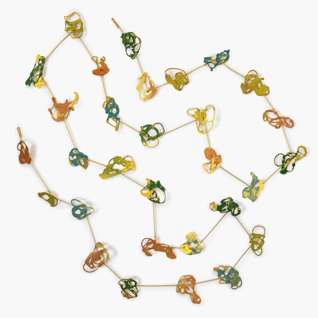 An eighteen carat yellow gold longchain comprising thirty plates, decorated with pigment. Signed Robert Smit, dated 1990, made in the Netherlands.