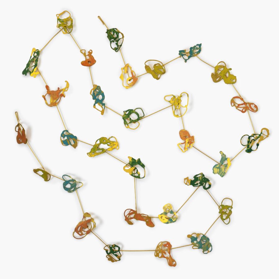 An eighteen carat yellow gold longchain comprising thirty plates, decorated with pigment. Signed Robert Smit, dated 1990, made in the Netherlands.