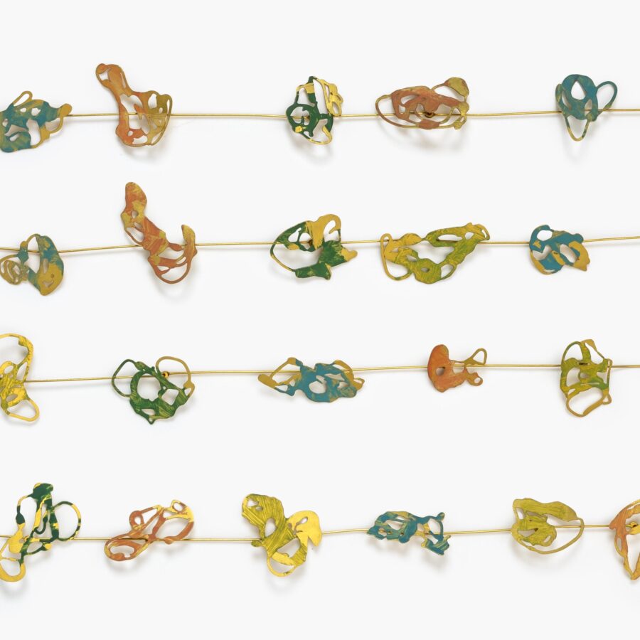An eighteen carat yellow gold longchain comprising thirty plates, decorated with pigment. Signed Robert Smit, dated 1990, made in the Netherlands.