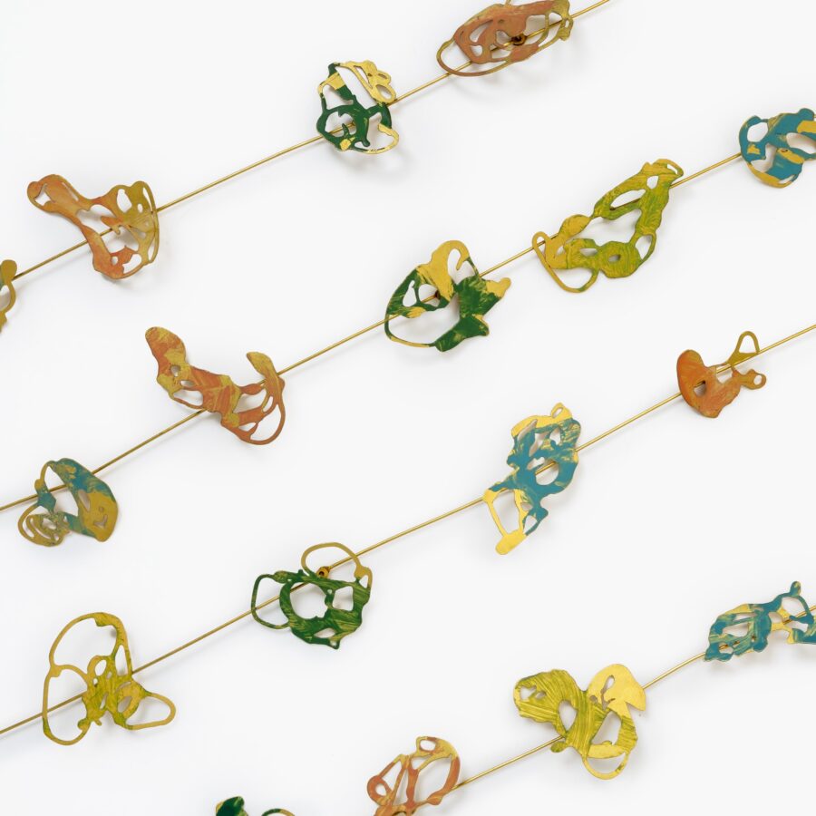 An eighteen carat yellow gold longchain comprising thirty plates, decorated with pigment. Signed Robert Smit, dated 1990, made in the Netherlands.