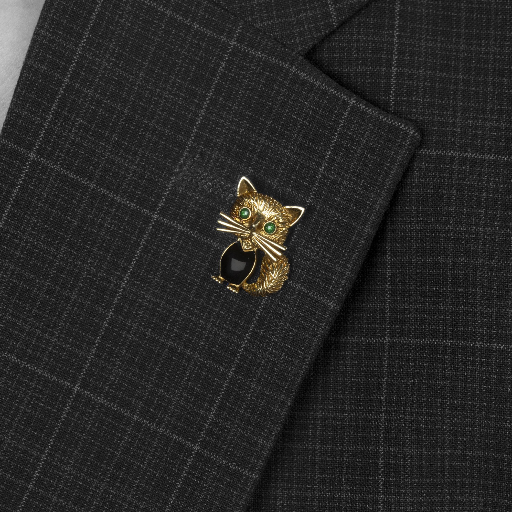 An eighteen-carat yellow gold mini pin 'Chat Malicieux'. Signed Van Cleef & Arpels, made in Paris, around 1980 and numbered.