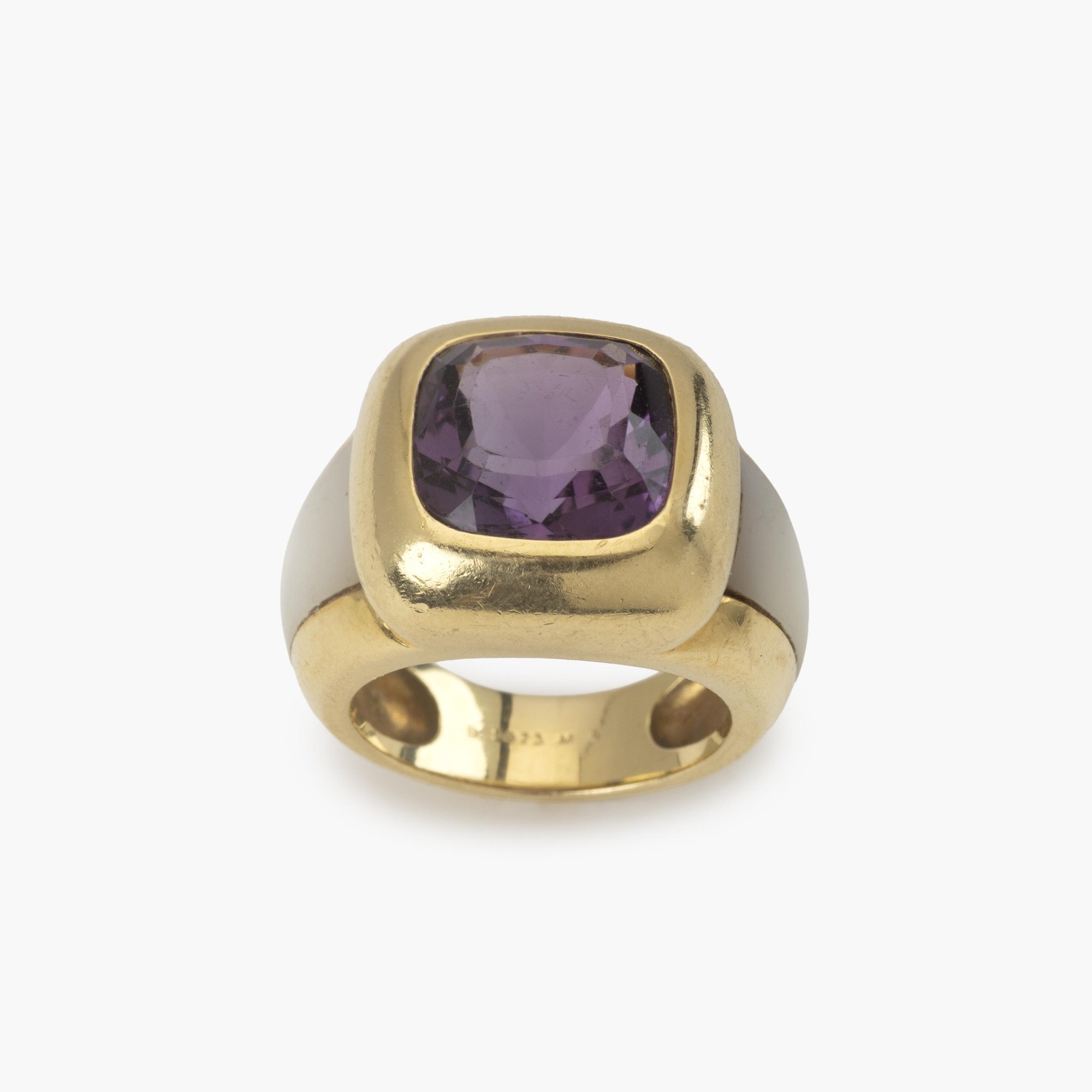 An eighteen carat yellow gold ring set with amethist and white mother-of-pearl. Signed Van Cleef & Arpels, made in Paris, ca 1980 and numbered.