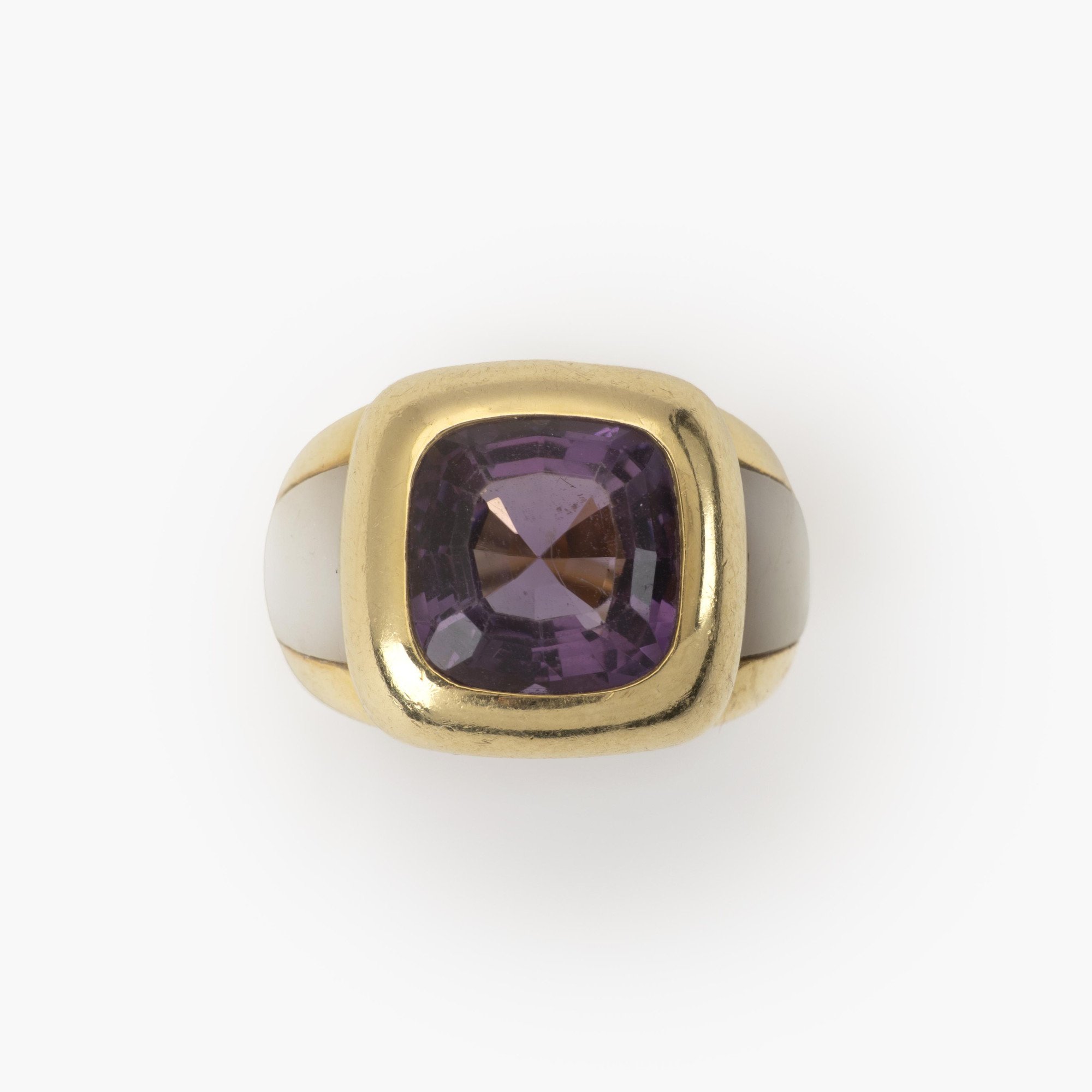 An eighteen carat yellow gold ring set with amethist and white mother-of-pearl. Signed Van Cleef & Arpels, made in Paris, ca 1980 and numbered.
