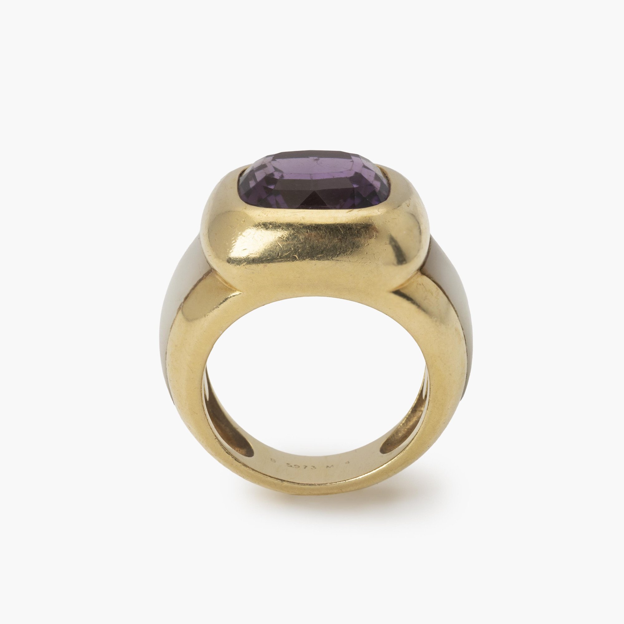 An eighteen carat yellow gold ring set with amethist and white mother-of-pearl. Signed Van Cleef & Arpels, made in Paris, ca 1980 and numbered.