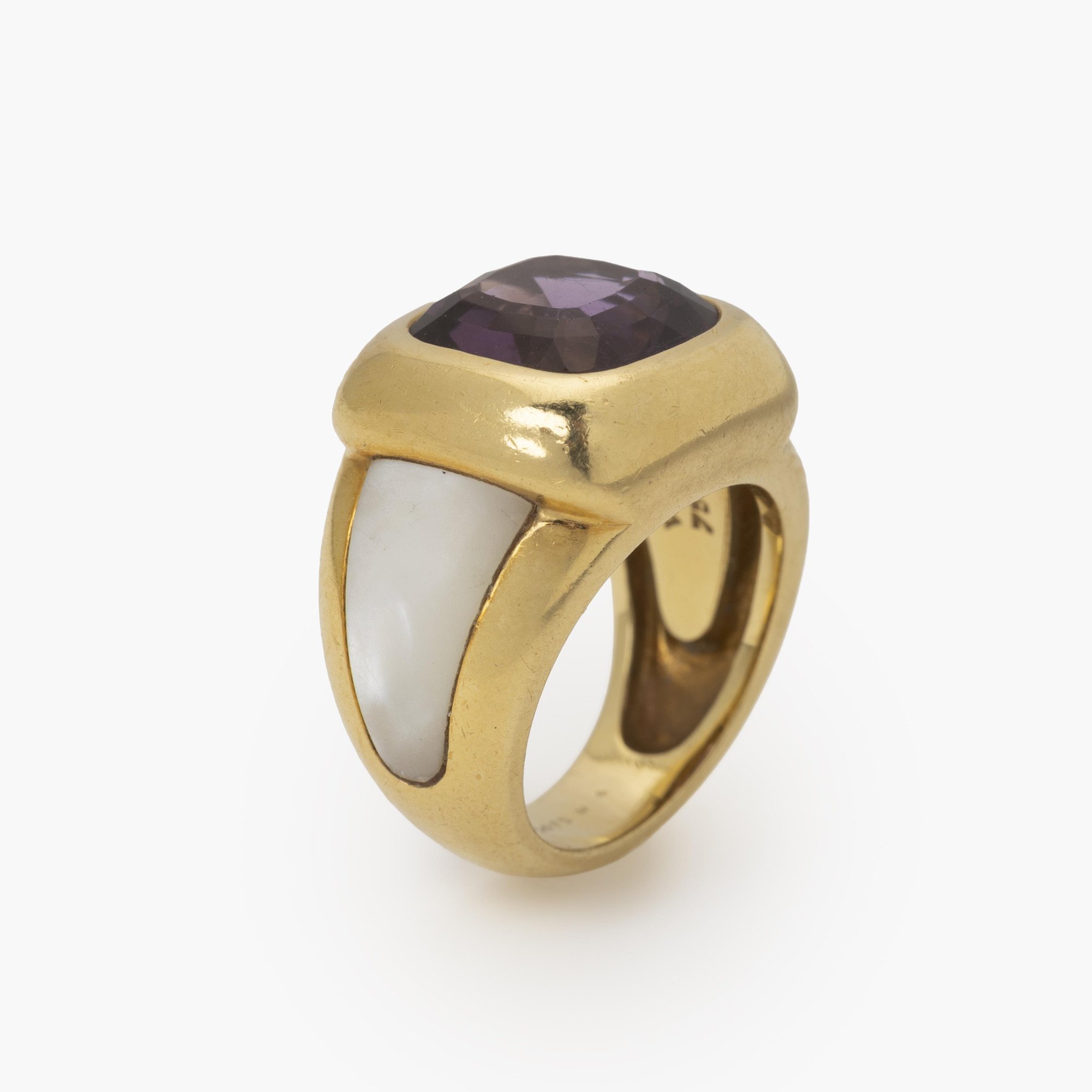 An eighteen carat yellow gold ring set with amethist and white mother-of-pearl. Signed Van Cleef & Arpels, made in Paris, ca 1980 and numbered.