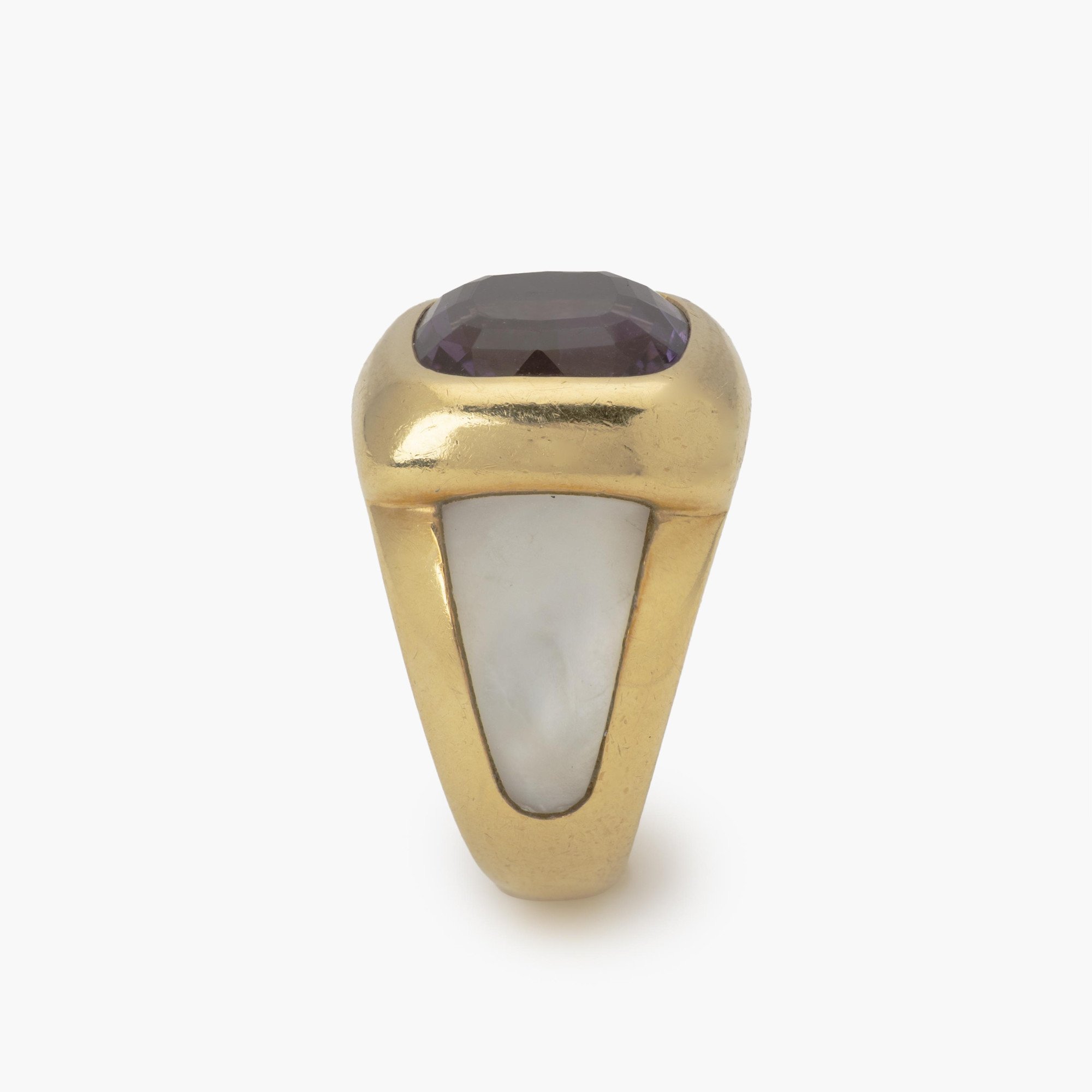 An eighteen carat yellow gold ring set with amethist and white mother-of-pearl. Signed Van Cleef & Arpels, made in Paris, ca 1980 and numbered.