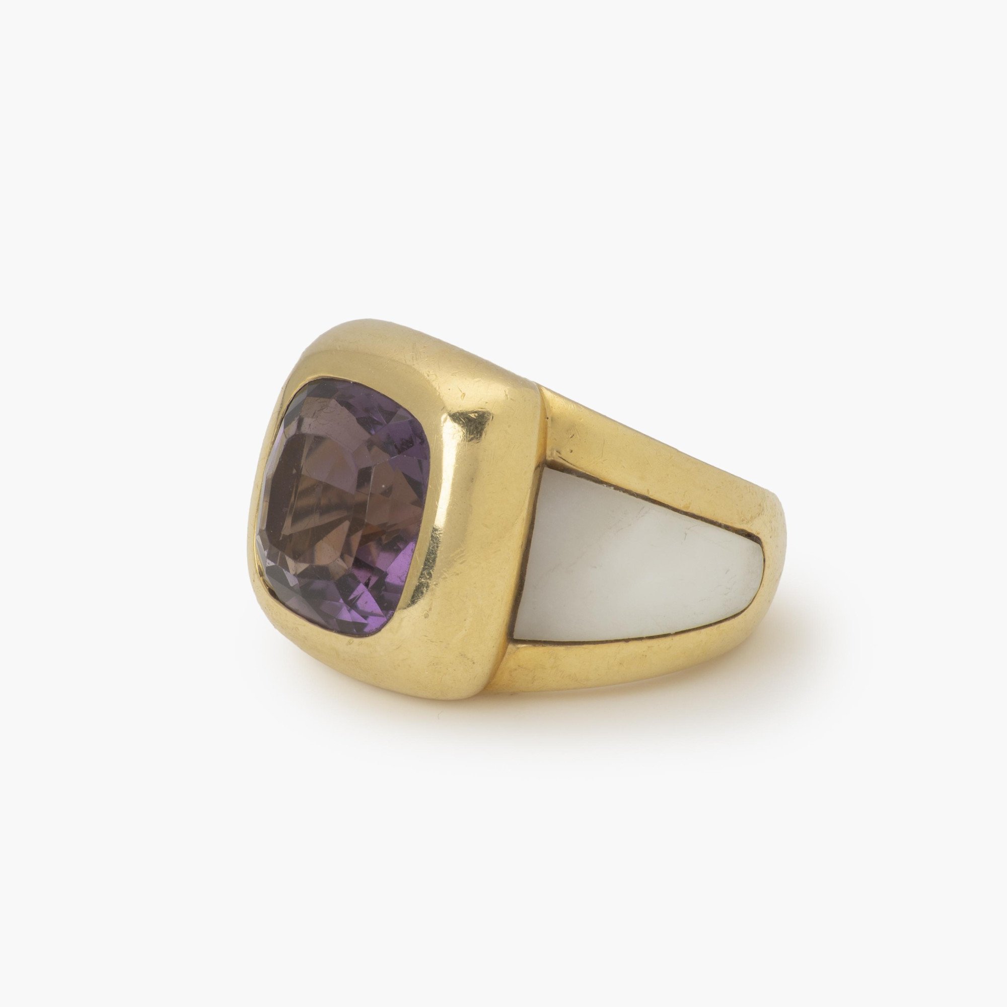 An eighteen carat yellow gold ring set with amethist and white mother-of-pearl. Signed Van Cleef & Arpels, made in Paris, ca 1980 and numbered.