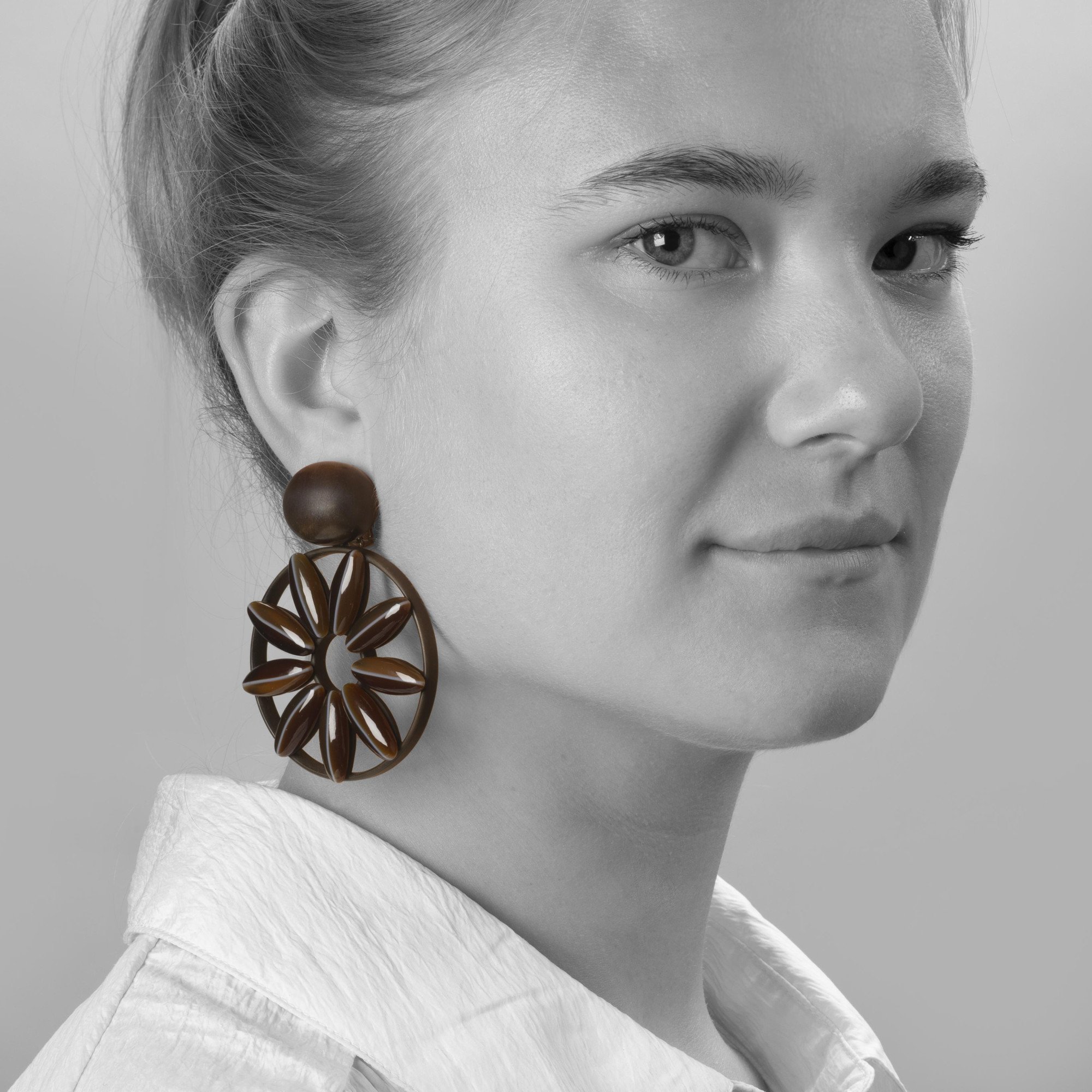 A pair of eightteen karat white gold and bronze earrings, set with wood and striped agates. Signed Hemmerle, Munich, 21st century. With original pouch.