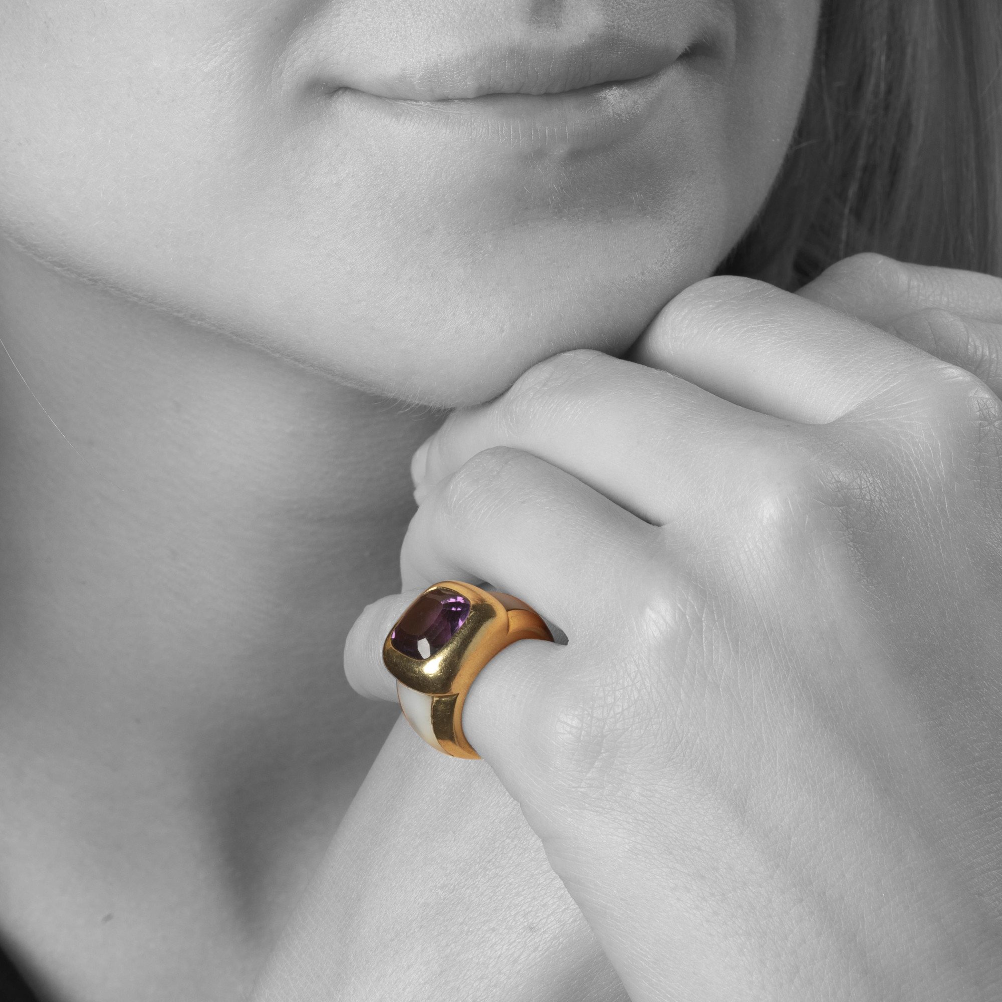 An eighteen carat yellow gold ring set with amethist and white mother-of-pearl. Signed Van Cleef & Arpels, made in Paris, ca 1980 and numbered.