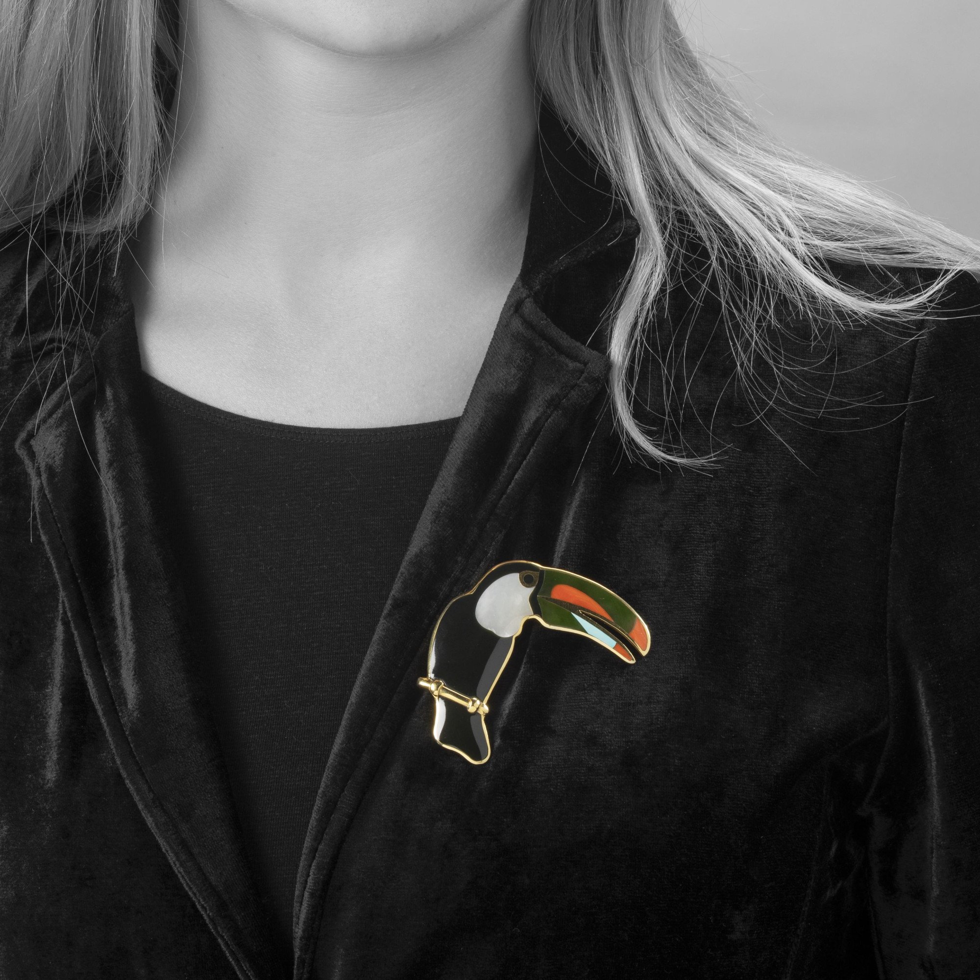 An eighteen karat yellow gold broche, designed as a toucan, inlayed with black jade, mother-of-pearl, coral, nefrite and turquoise. Tiffany & Co., ca 1980.